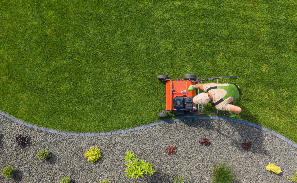 Professionelle Gartenpflege und Rasenmähen durch A-Clean Mitarbeiter.