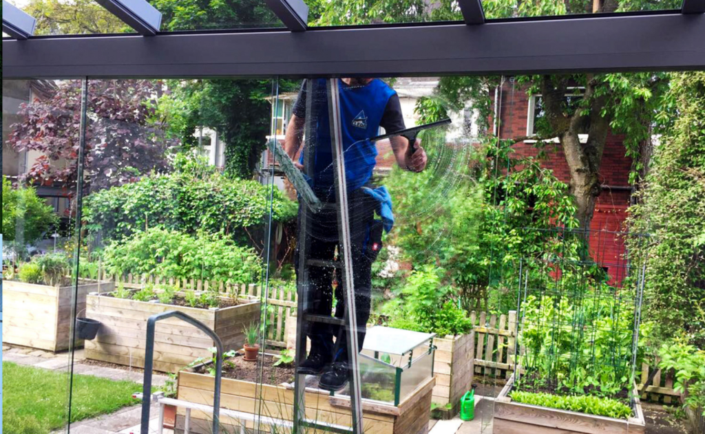 Professionelle Fenster- und Glasreinigung eines Wintergartens durch A-Clean.