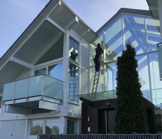 Professionelle Fensterreinigung an hohen Glasfassaden durch A-Clean.